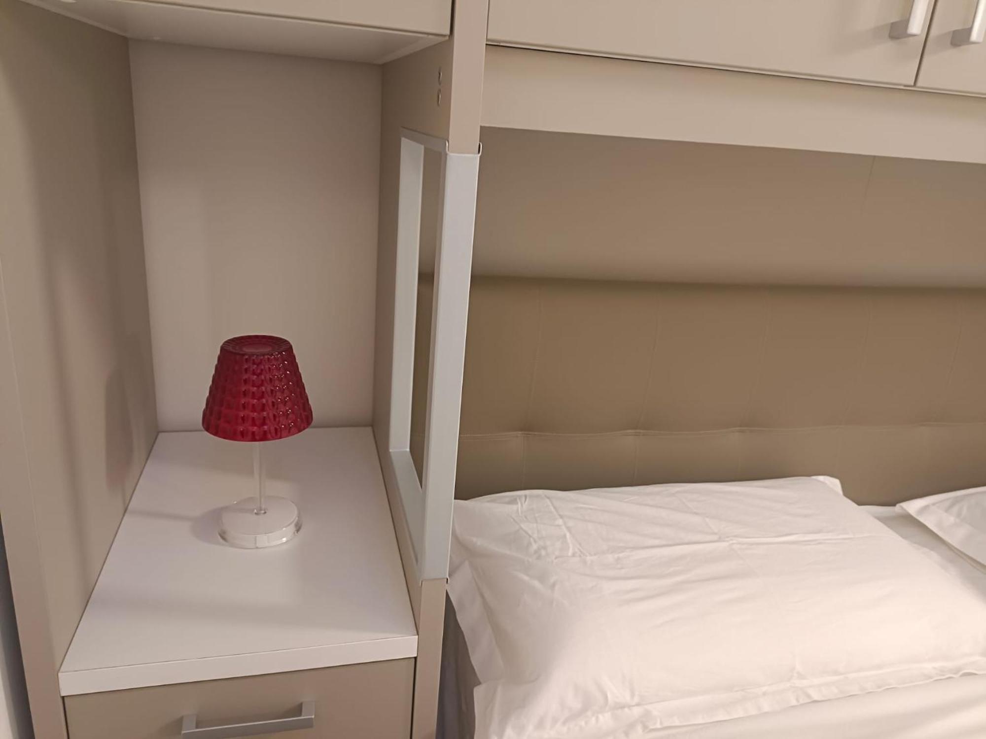 Luminoso Bilocale Zona Tibaldi Bocconi Apartment Milan Luaran gambar