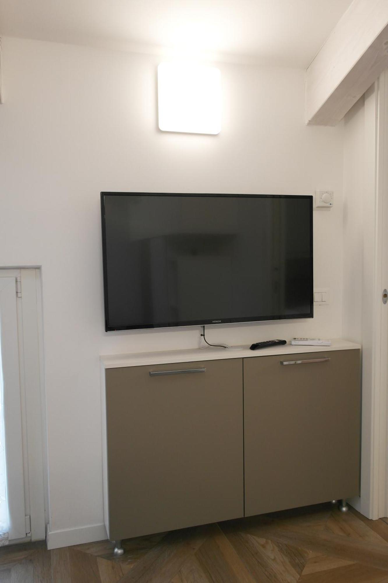 Luminoso Bilocale Zona Tibaldi Bocconi Apartment Milan Luaran gambar