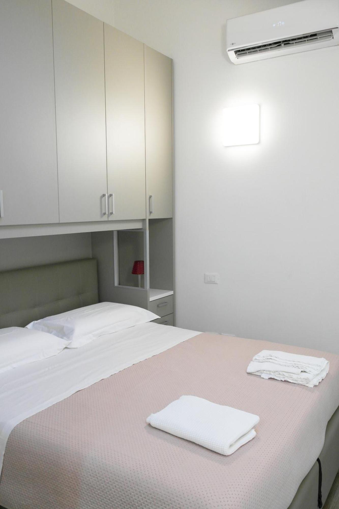 Luminoso Bilocale Zona Tibaldi Bocconi Apartment Milan Luaran gambar